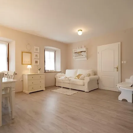 Pr'mruzo Apartmaji 公寓